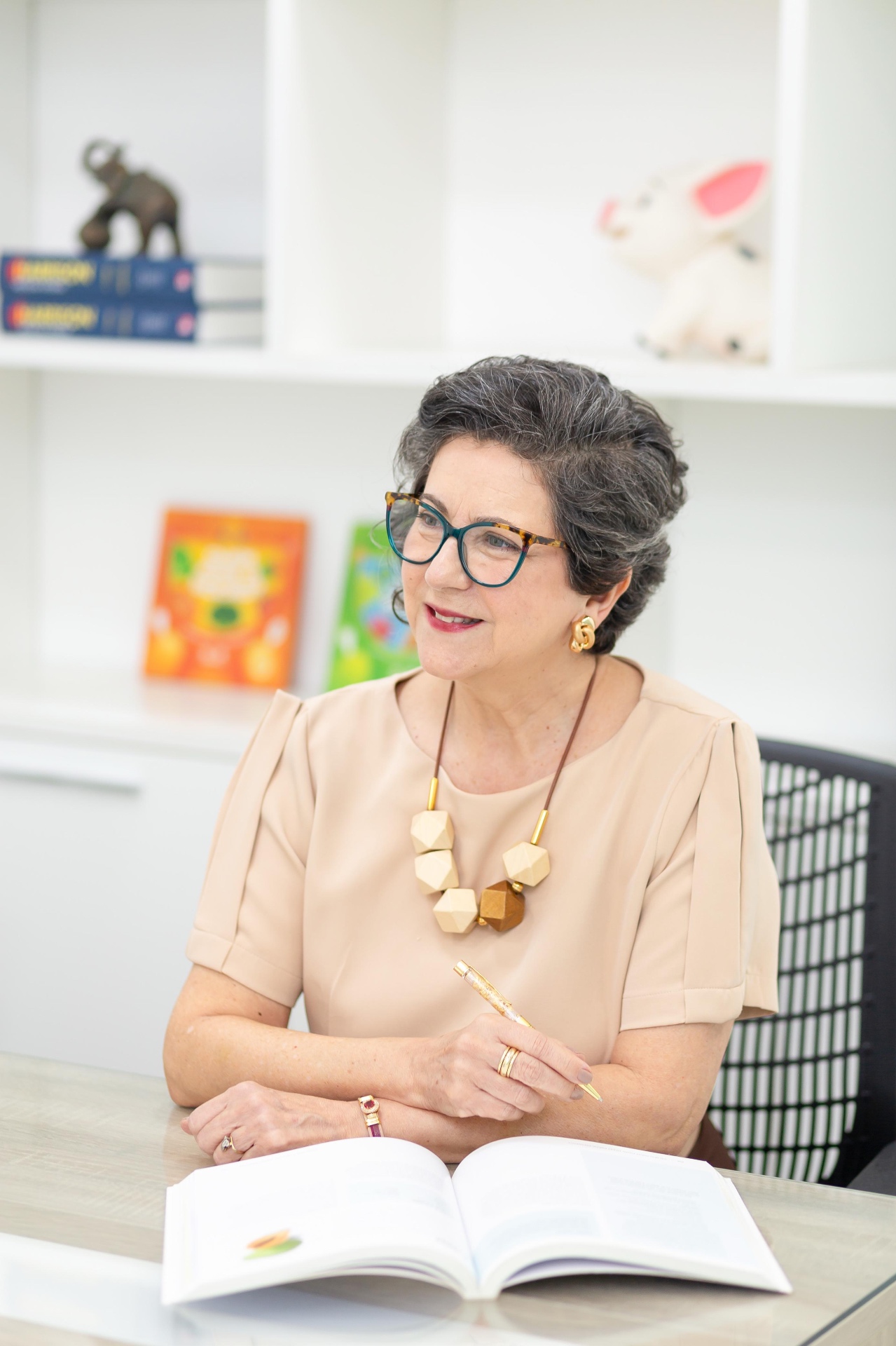 Dra. Sandra segurando seu livro Longevidade Infantil